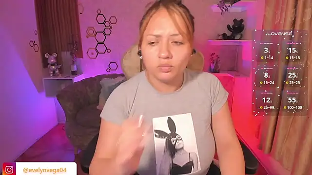 Snapshot of EvelynVega0 chatting on 12/23/25, 02:53 EvelynVega0 online show from 12/23/25, 02:53