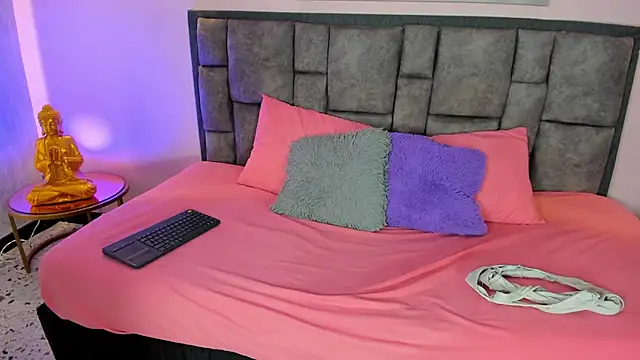 Snapshot of Xiomara_Stwart chatting on 10/06/25, 12:24 Xiomara Stwart online show from 10/06/25, 12:24