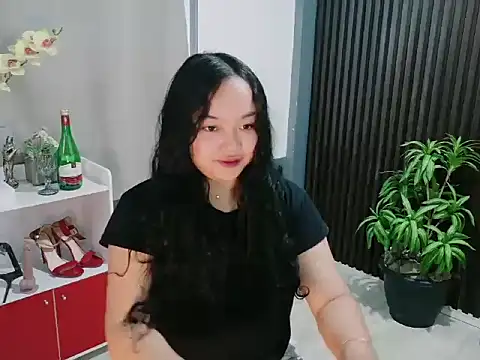 Snapshot of UrFavouriteCravings chatting on 12/16/25, 01:43 UrFavouriteCravings online show from 12/16/25, 01:43