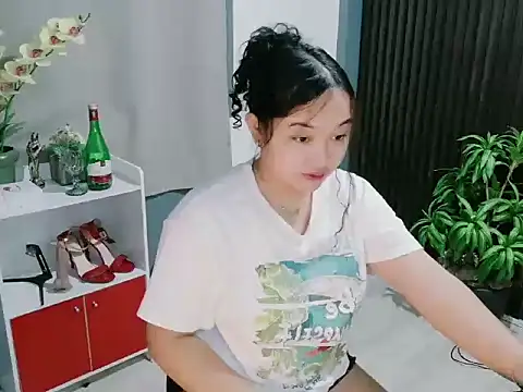 Snapshot of UrFavouriteCravings chatting on 12/17/25, 02:01 UrFavouriteCravings online show from 12/17/25, 02:01