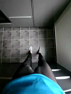 Snapshot of rezzzze chatting on 10/28/25, 02:31 rezzzze online show from 10/28/25, 02:31