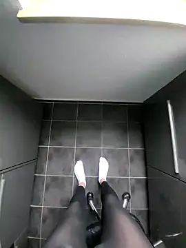 Snapshot of rezzzze chatting on 10/31/25, 02:29 rezzzze online show from 10/31/25, 02:29