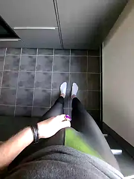 Snapshot of rezzzze chatting on 11/08/25, 11:54 rezzzze online show from 11/08/25, 11:54