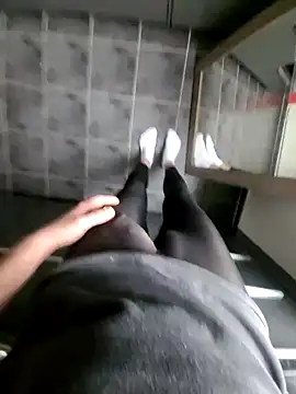 Snapshot of rezzzze chatting on 11/10/25, 08:35 rezzzze online show from 11/10/25, 08:35