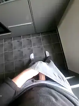 Snapshot of rezzzze chatting on 11/13/25, 11:42 rezzzze online show from 11/13/25, 11:42