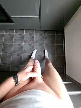 Snapshot of rezzzze chatting on 11/19/25, 10:59 rezzzze online show from 11/19/25, 10:59