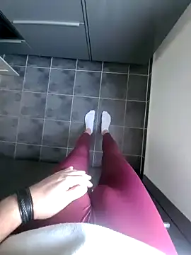 Snapshot of rezzzze chatting on 11/27/25, 10:28 rezzzze online show from 11/27/25, 10:28