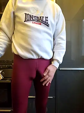 Snapshot of rezzzze chatting on 11/28/25, 07:22 rezzzze online show from 11/28/25, 07:22