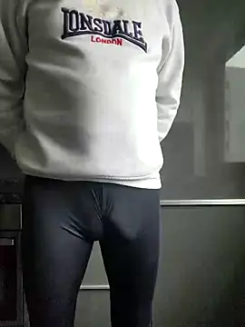 Snapshot of rezzzze chatting on 11/29/25, 07:55 rezzzze online show from 11/29/25, 07:55