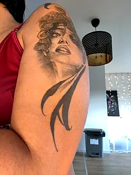 LaPetiteKim online show from 10/24/25, 12:01