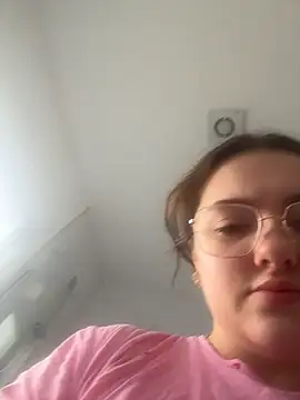 Snapshot of Victoria6989 chatting on 02/16/26, 03:52 Victoria6989 online show from 02/16/26, 03:52