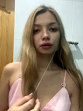 Snapshot of _Siennaaa_ chatting on 10/28/25, 10:45 Siennaaa online show from 10/28/25, 10:45