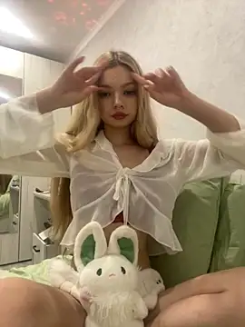 Snapshot of _Siennaaa_ chatting on 11/16/25, 04:34 Siennaaa online show from 11/16/25, 04:34