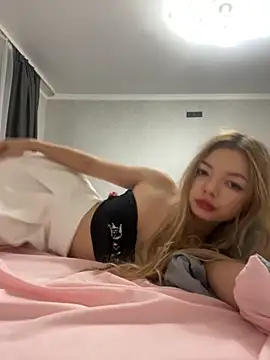 Snapshot of _Siennaaa_ chatting on 11/20/25, 02:39 Siennaaa online show from 11/20/25, 02:39