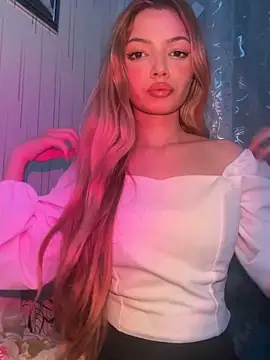 Snapshot of _Siennaaa_ chatting on 03/15/26, 08:04 Siennaaa online show from 03/15/26, 08:04