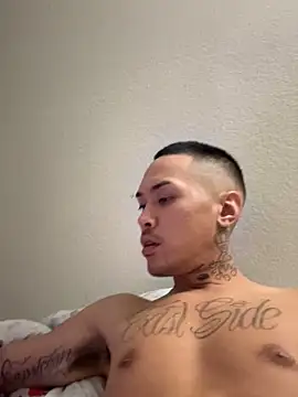 Snapshot of Loadedeggs chatting on 10/24/25, 01:46 Loadedeggs online show from 10/24/25, 01:46