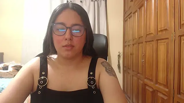 Snapshot of Venus_cat_ chatting on 06/23/26, 01:36 Venus cat online show from 06/23/26, 01:36