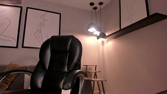 EmilyJohnsonX1 online show from 11/18/25, 03:01