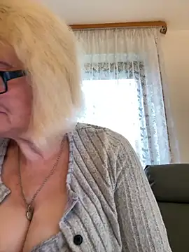 Snapshot of BoloshkaBlonda chatting on 11/17/25, 01:50 BoloshkaBlonda online show from 11/17/25, 01:50