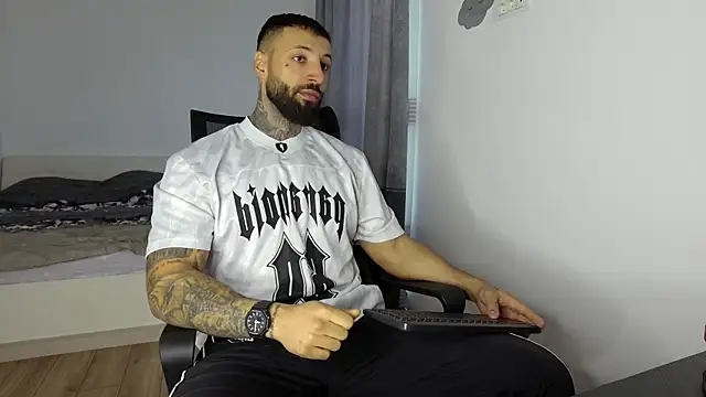 Snapshot of MasculineGuy99 chatting on 10/15/25, 06:35 MasculineGuy99 online show from 10/15/25, 06:35