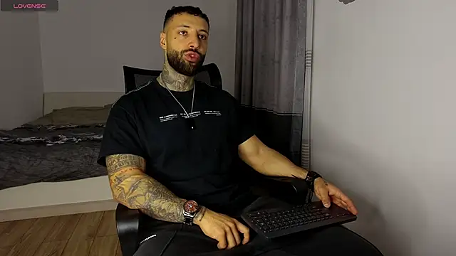 Snapshot of MasculineGuy99 chatting on 10/27/25, 04:38 MasculineGuy99 online show from 10/27/25, 04:38