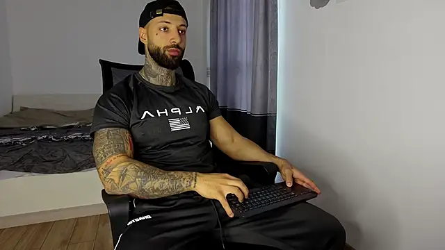 Snapshot of MasculineGuy99 chatting on 11/06/25, 06:58 MasculineGuy99 online show from 11/06/25, 06:58