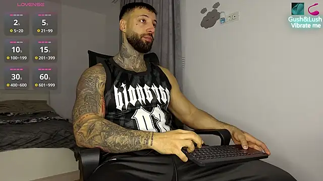 Snapshot of MasculineGuy99 chatting on 11/16/25, 05:13 MasculineGuy99 online show from 11/16/25, 05:13