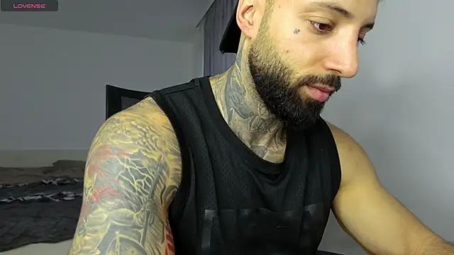 Snapshot of MasculineGuy99 chatting on 12/05/25, 08:34 MasculineGuy99 online show from 12/05/25, 08:34