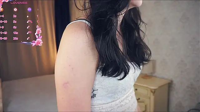 Snapshot of BettieBourque chatting on 12/13/25, 07:53 BettieBourque online show from 12/13/25, 07:53