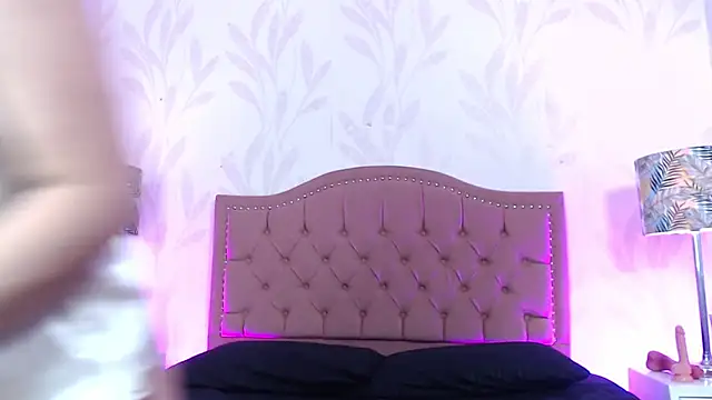 Snapshot of IssisLancaster chatting on 10/26/25, 01:50 IssisLancaster online show from 10/26/25, 01:50