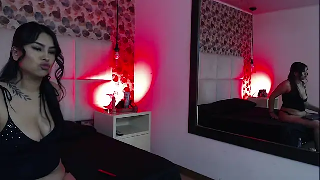 Snapshot of IssisLancaster chatting on 11/04/25, 11:20 IssisLancaster online show from 11/04/25, 11:20