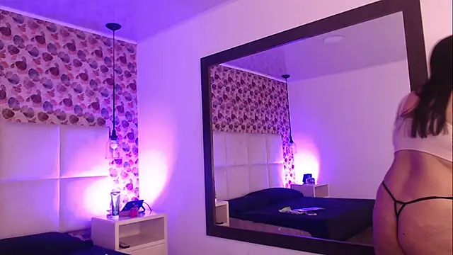 Snapshot of IssisLancaster chatting on 11/08/25, 11:21 IssisLancaster online show from 11/08/25, 11:21