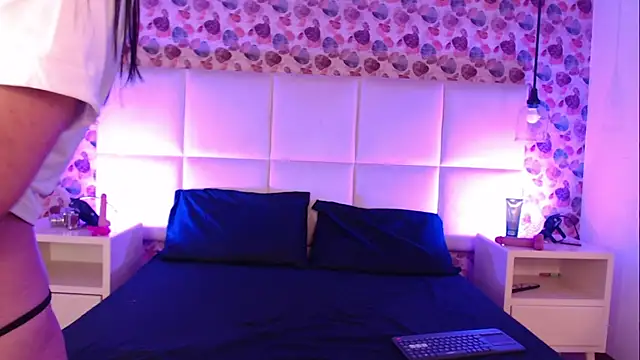 Snapshot of IssisLancaster chatting on 11/25/25, 12:05 IssisLancaster online show from 11/25/25, 12:05