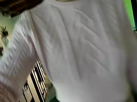 Snapshot of Zulyhenao chatting on 10/18/25, 04:15 Zulyhenao online show from 10/18/25, 04:15