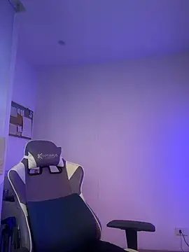 Snapshot of LolaBoobz chatting on 10/20/25, 11:21 LolaBoobz online show from 10/20/25, 11:21