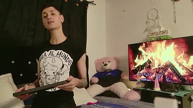 Snapshot of Tyler_cat chatting on 10/04/25, 03:26 Tyler cat online show from 10/04/25, 03:26