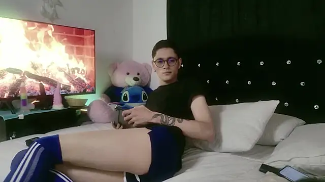 Snapshot of Tyler_cat chatting on 10/17/25, 11:35 Tyler cat online show from 10/17/25, 11:35