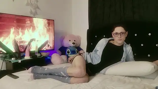 Snapshot of Tyler_cat chatting on 10/21/25, 11:22 Tyler cat online show from 10/21/25, 11:22