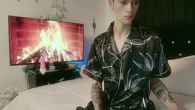 Snapshot of Tyler_cat chatting on 10/24/25, 11:28 Tyler cat online show from 10/24/25, 11:28