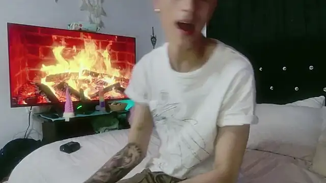 Snapshot of Tyler_cat chatting on 11/01/25, 01:35 Tyler cat online show from 11/01/25, 01:35