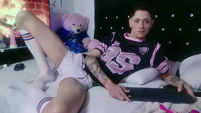 Snapshot of Tyler_cat chatting on 11/10/25, 01:43 Tyler cat online show from 11/10/25, 01:43