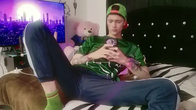 Snapshot of Tyler_cat chatting on 11/30/25, 02:04 Tyler cat online show from 11/30/25, 02:04