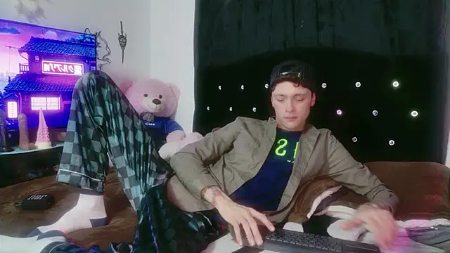 Snapshot of Tyler_cat chatting on 12/03/25, 03:32 Tyler cat online show from 12/03/25, 03:32