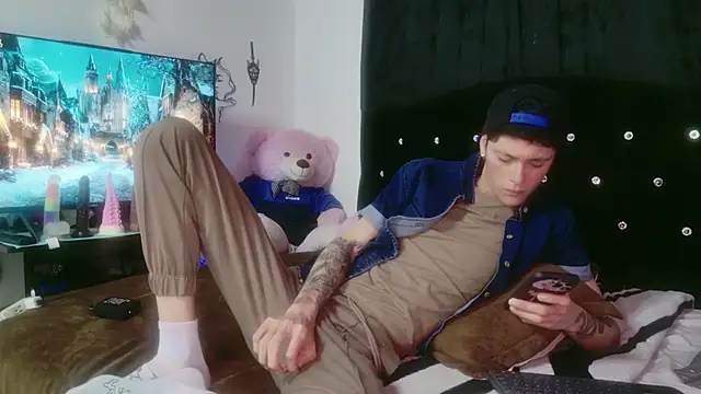 Snapshot of Tyler_cat chatting on 12/04/25, 03:49 Tyler cat online show from 12/04/25, 03:49