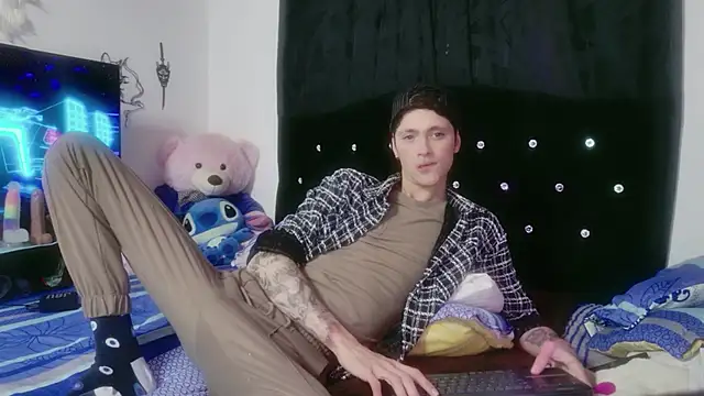 Snapshot of Tyler_cat chatting on 12/16/25, 05:01 Tyler cat online show from 12/16/25, 05:01