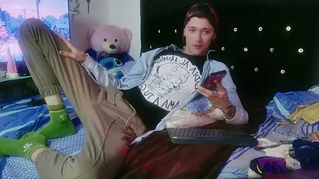 Snapshot of Tyler_cat chatting on 12/17/25, 03:29 Tyler cat online show from 12/17/25, 03:29