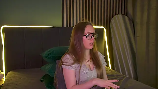 Snapshot of KathyStewart chatting on 11/08/25, 03:23 KathyStewart online show from 11/08/25, 03:23