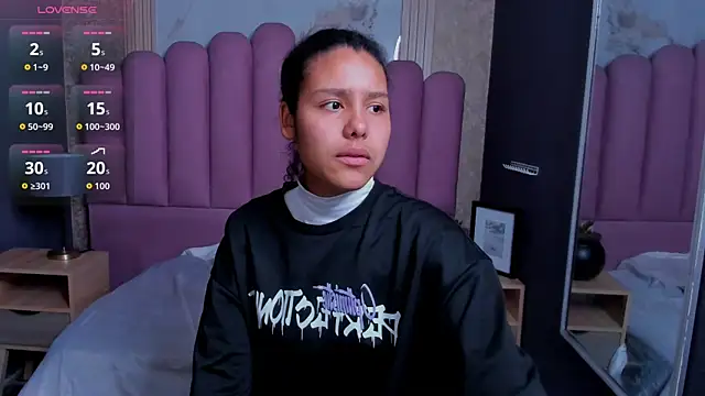 Snapshot of AriaVega chatting on 12/17/25, 12:44 AriaVega online show from 12/17/25, 12:44