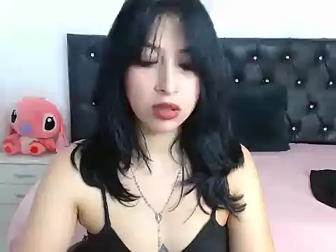 Snapshot of annyrusso chatting on 12/15/25, 08:13 annyrusso online show from 12/15/25, 08:13