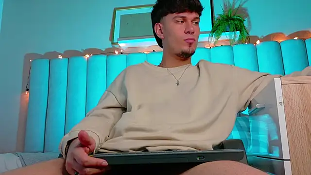 Snapshot of LiamThunder05_ chatting on 11/08/25, 03:07 LiamThunder05 online show from 11/08/25, 03:07